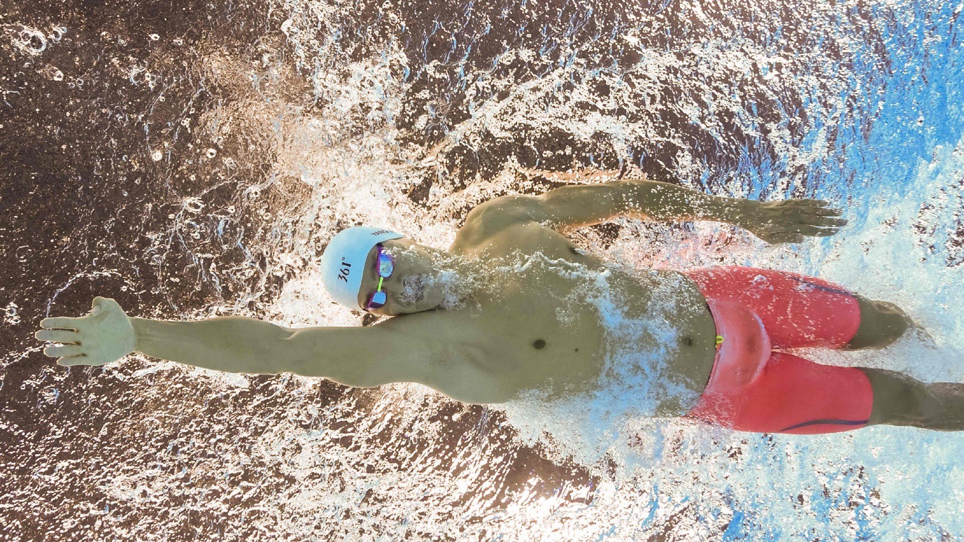 世界纵横山径越野赛 选手穿越雪线与丛林双重地形